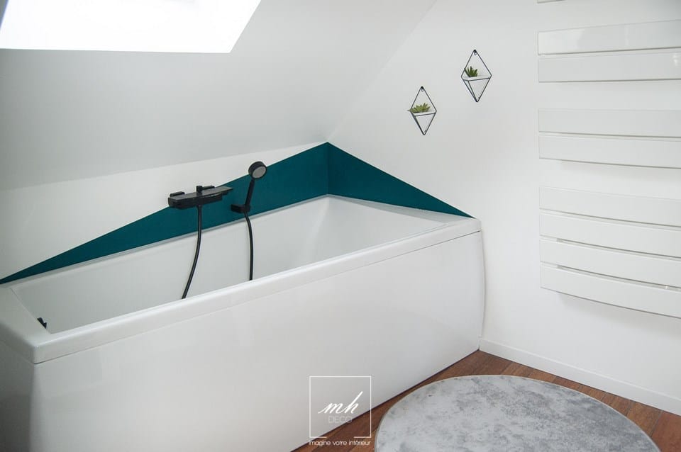 Rénovation de la salle de bain baignoire au sein d'une maison située à Fournes-en-Weppes par MH DECO