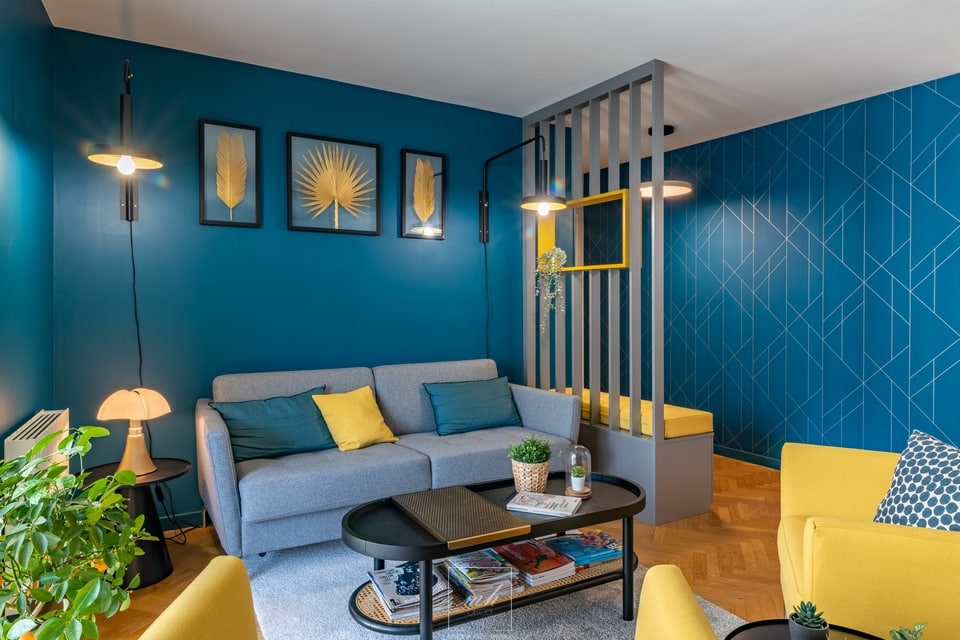 Rénovation d'un appartement haut en couleurs à Montrouge par MH DECO