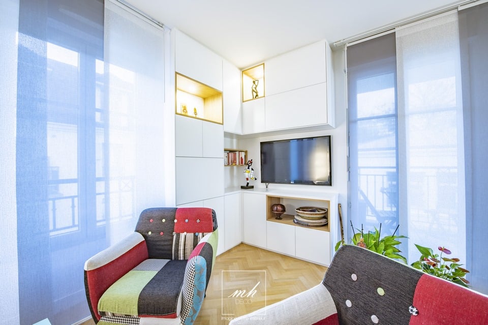 Aménagement du séjour au sein d'un appartement situé à Verneuil-sur-Seine par MH DECO