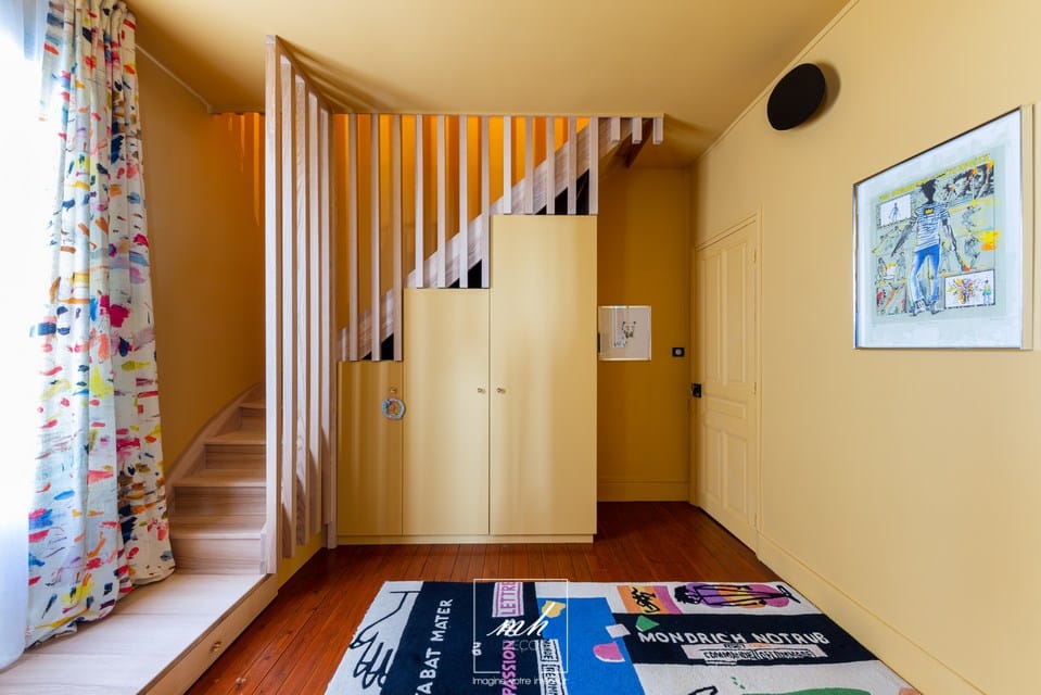 Escalier en bois dans ce duplex situé à Mers-les-Bains par MH DECO