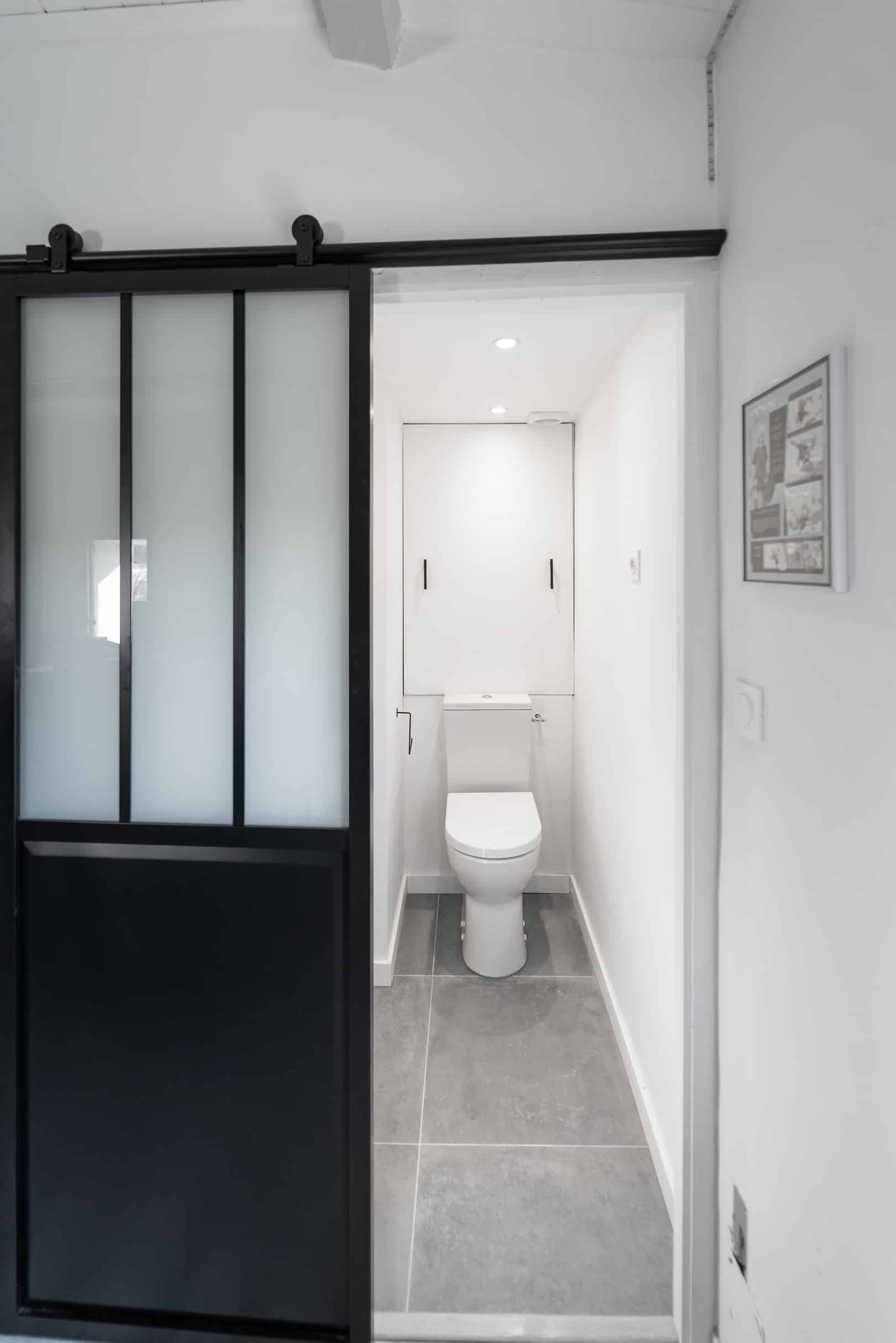 Rénovation des WC dans une salle de bain par Elodie Pinto MH DECO