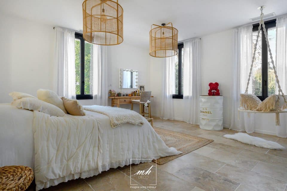 Rénovation de la chambre à coucher dans les tons blancs au sein d'une villa située à Aix-en-Provence imaginé par MH DECO