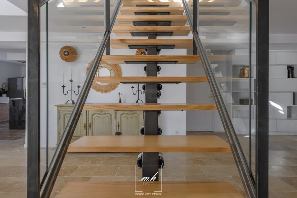 Escalier suspendu dans la pièce de vie d'une villa située à Aix-en-Provence imaginé par MH DECO