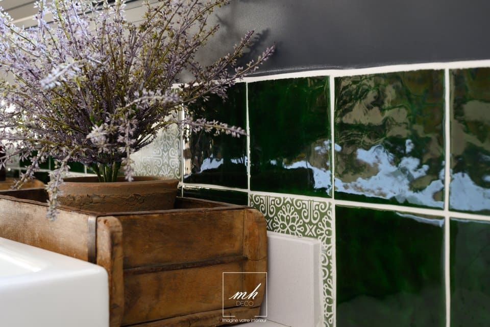 Faillances couleur vert au sein d'une villa située à Aix-en-Provence imaginé par MH DECO