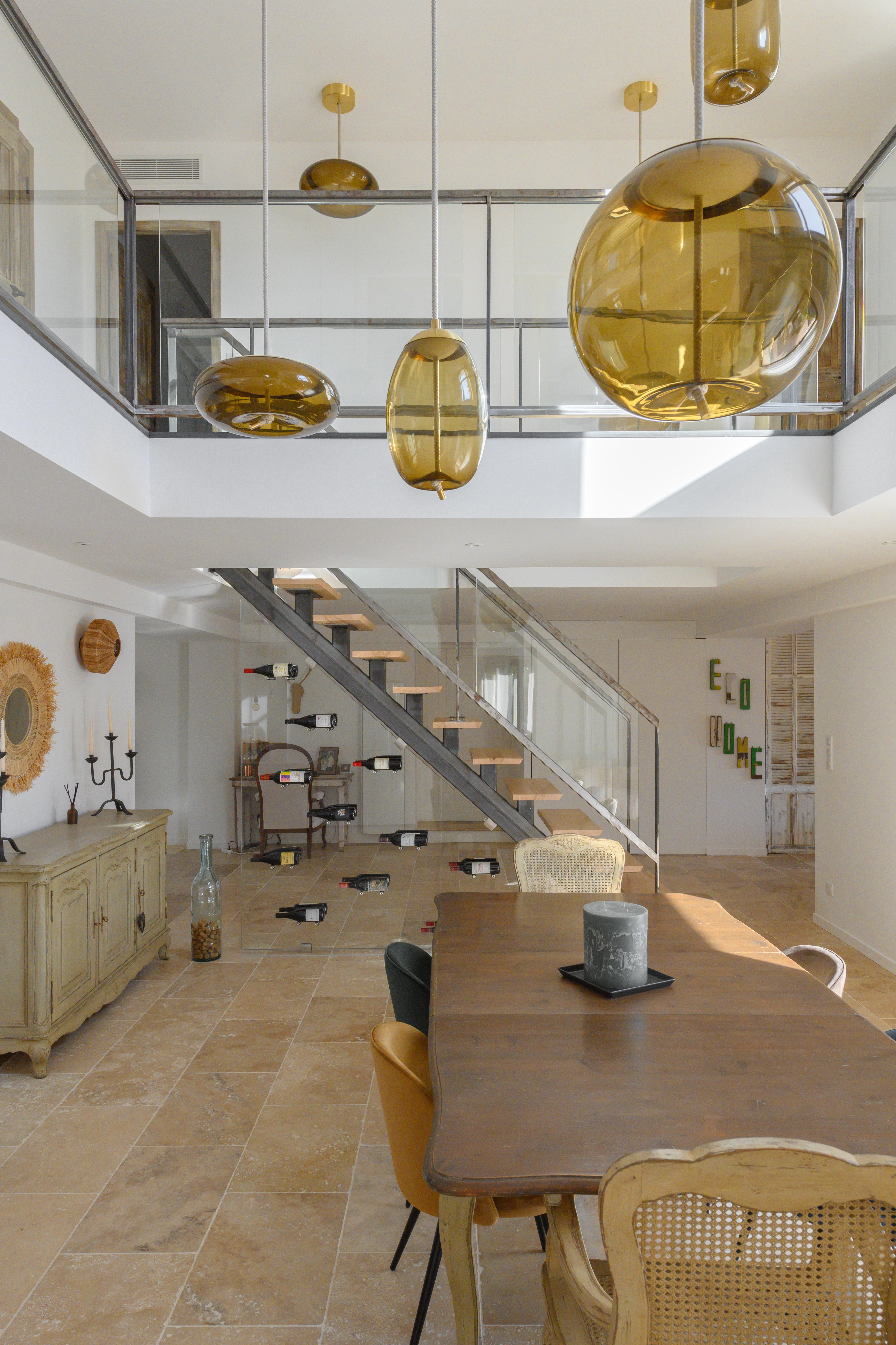 Escalier en verre et métal au sein d'une villa située à Aix-en-Provence imaginé par MH DECO