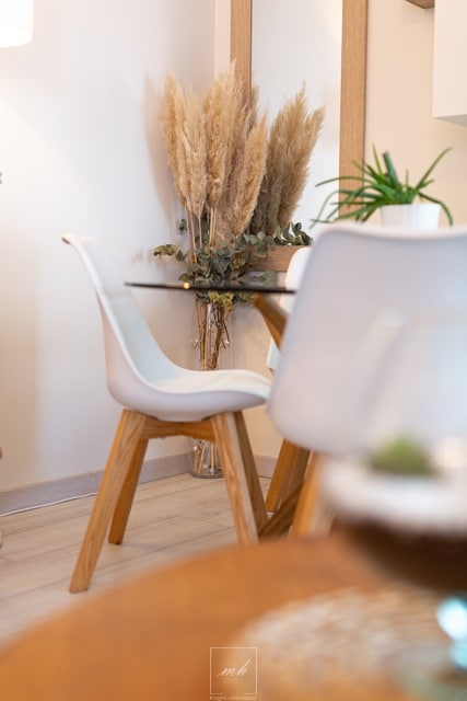 Chaise blanche et pied bois, décoration par MH DECO