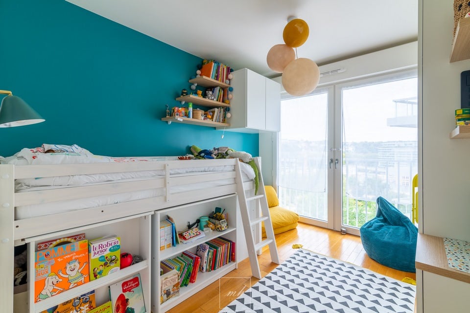 Agencement d'une chambre enfant avec l'ajout d'un lit échelle par MH DECO