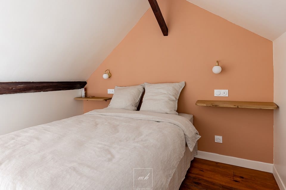 Chambre à coucher ambiance cocooning avec deux étagères en bois faisant office de table de chevet imaginé par MH DECO