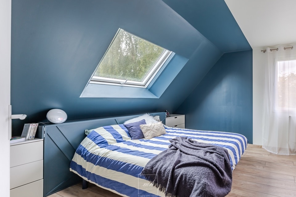 Rénovation d'une chambre à coucher sous les toits dans les tons bleu pensé par MH DECO