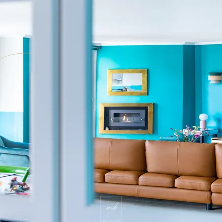 Design d'espace en couleurs pour cet appartement aménagé par MH DECO à Paris