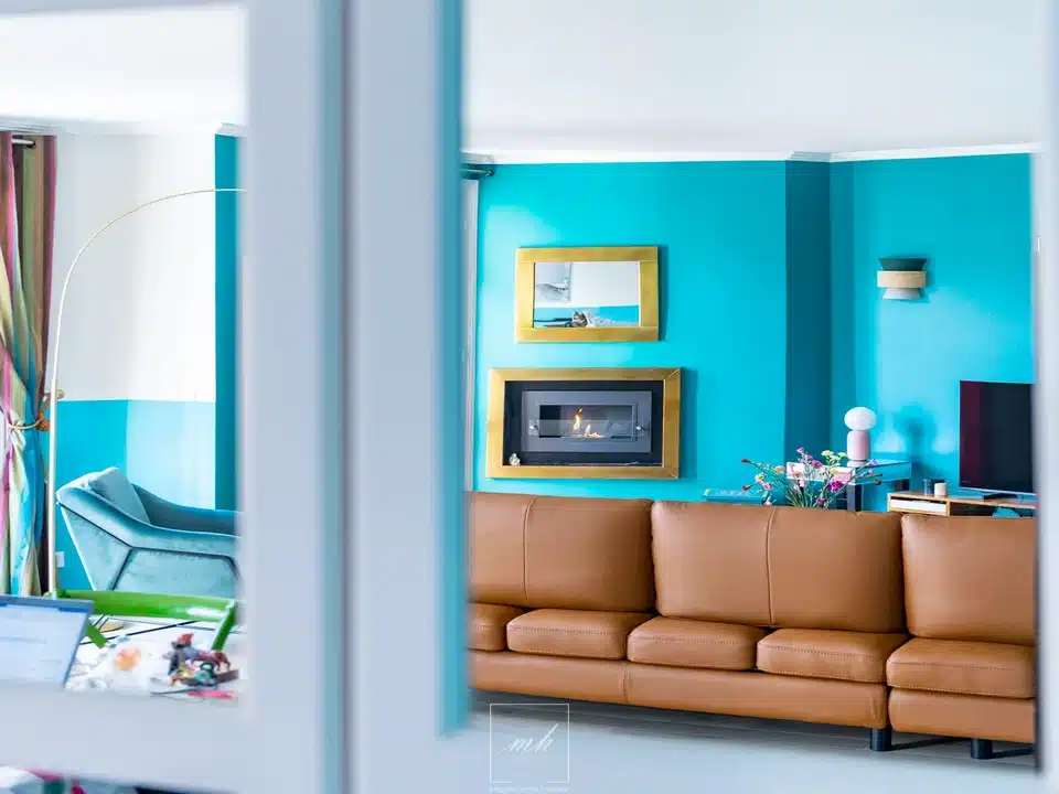 Design d'espace en couleurs pour cet appartement aménagé par MH DECO à Paris