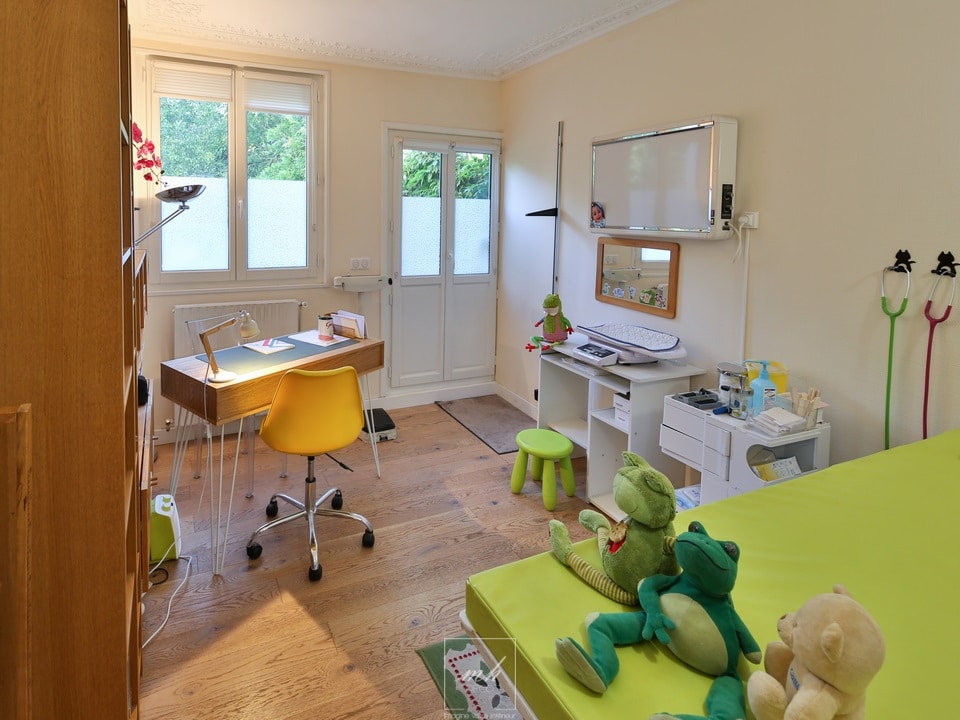 Aménagement d'un cabinet pédiatrique dans un appartement à Versailles par MH DECO