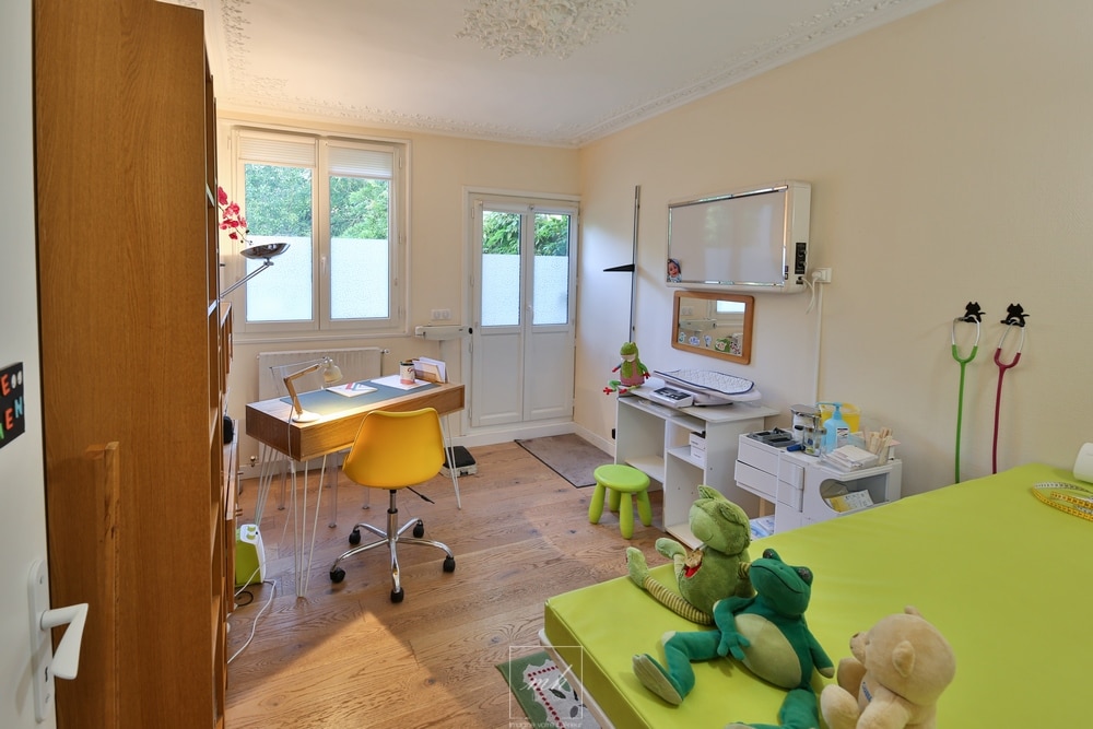 Rénovation d'un cabinet pédiatrique par MH DECO situé à Versailles