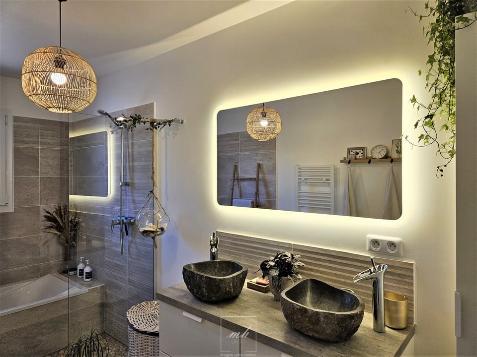Aménagement d'une salle de bains à l'ambiance zen par MH DECO Hyères