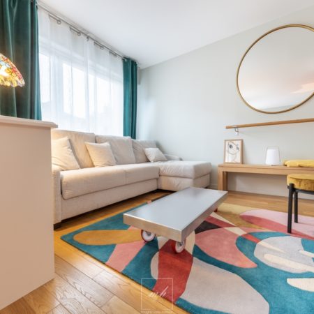 Aménagement intérieur d'un appartement haut en couleurs à Dieppe par MH DECO