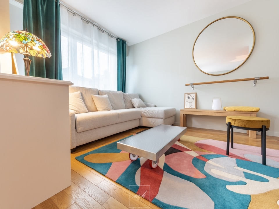 Aménagement intérieur d'un appartement haut en couleurs à Dieppe par MH DECO