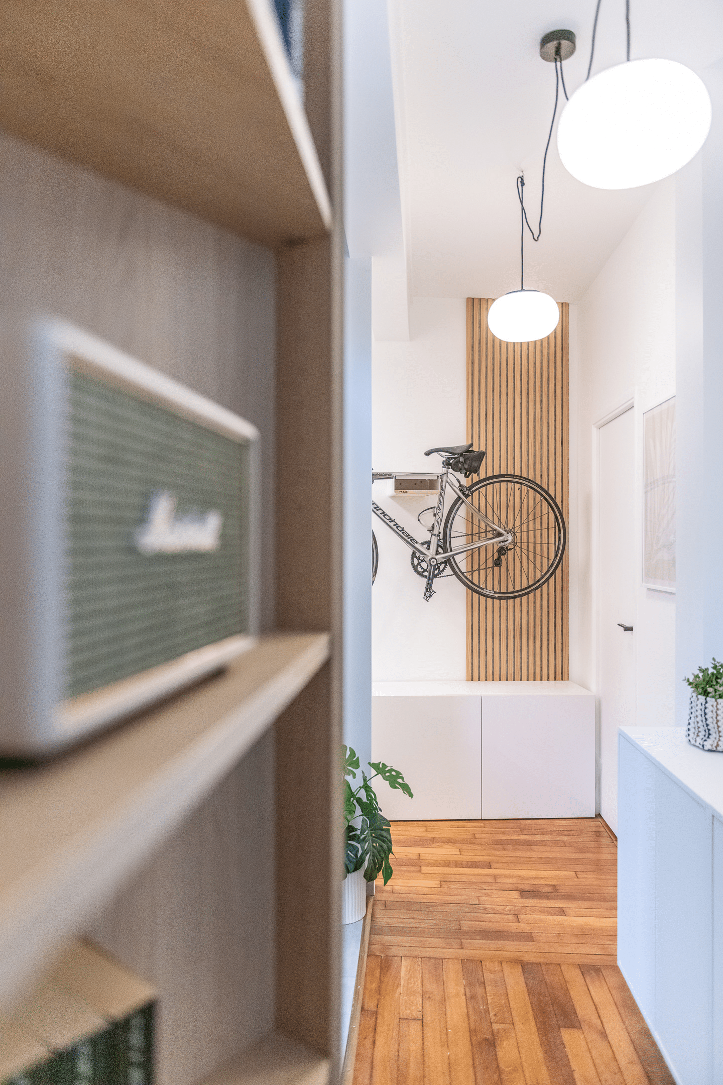 Porte vélo au sein d'une appartement Parisien situé à Montmartre pensé par MH DECO