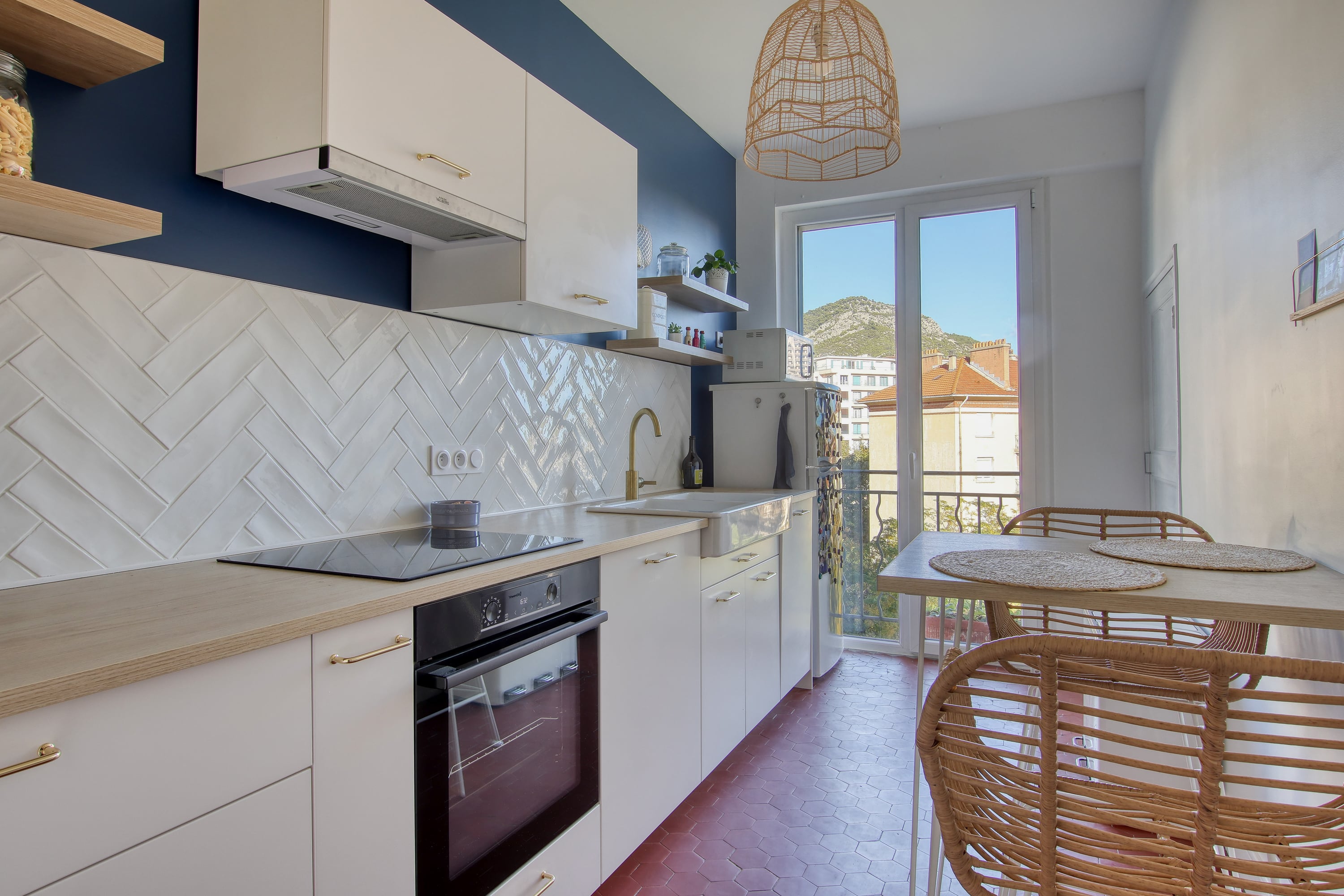 Remise en état d'une petite cuisine dans un appartement situé à Toulon pensé par MH DECO