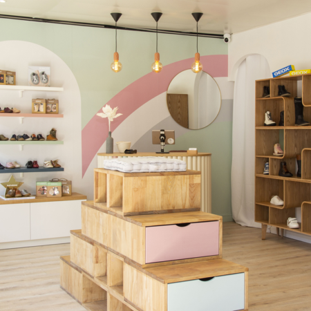Aménagement intérieur d'une boutique de chaussures pour enfants par MH DECO à Saint-Maximin-la-Sainte-Baume