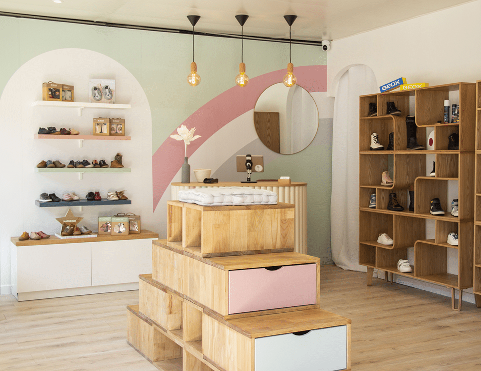 Aménagement intérieur d'une boutique de chaussures pour enfants par MH DECO à Saint-Maximin-la-Sainte-Baume
