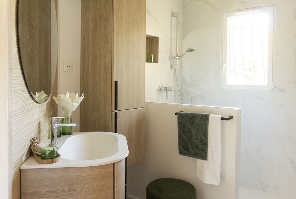 Transformation d'une salle d'eau au sein d'un appartement situé à Nans-les-Pins pensé par MH DECO