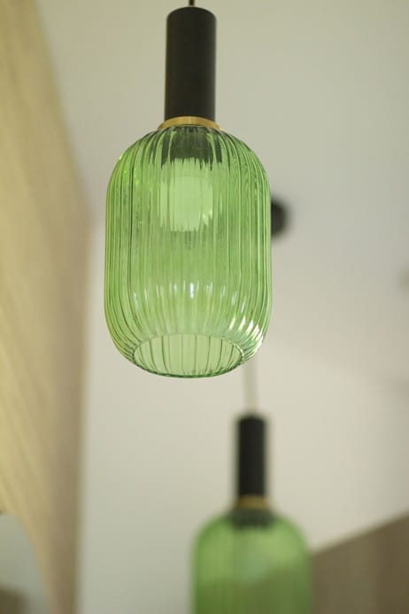 Lampe suspension au sein d'un appartement à Nans-les-pins par MH DECO